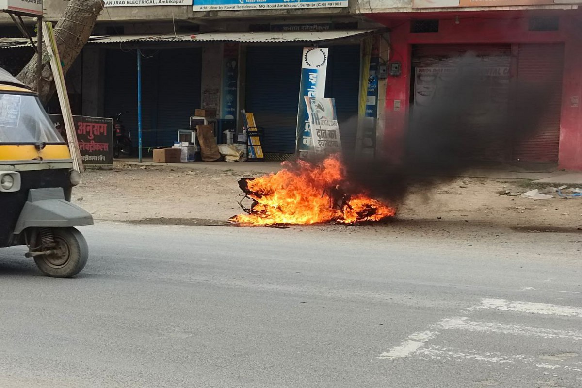 Fire in scooty: एनएच पर चलती स्कूटी में लग गई आग, युवक ने कूदकर बचाई जान, पलभर
में खाक- See Video