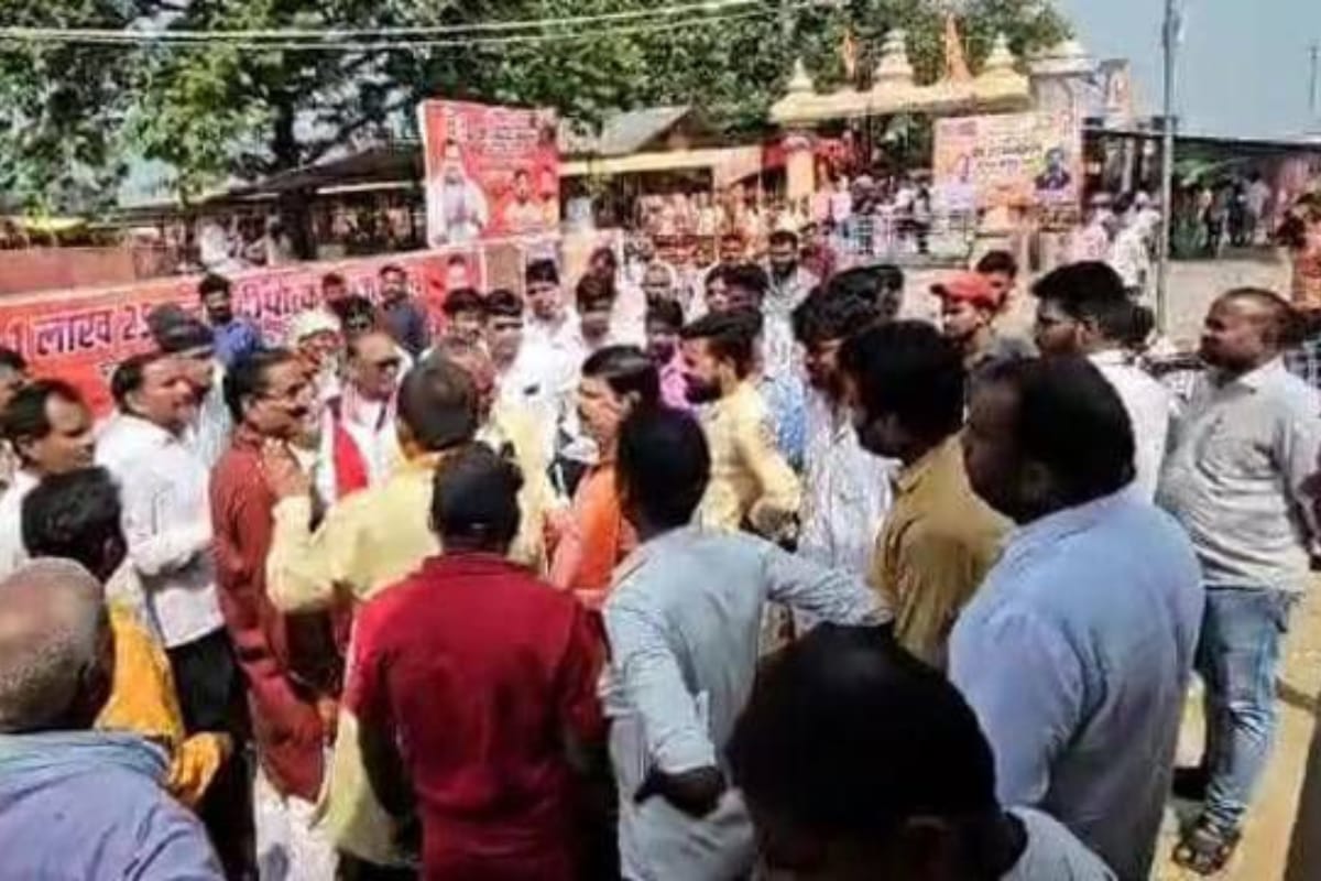 Sidharthnagar News : फलाहार कार्यक्रम में सपा विधायक के पहुंचने पर हंगामा, BJP
नेता ने लगाया अशुद्ध करने का आरोप