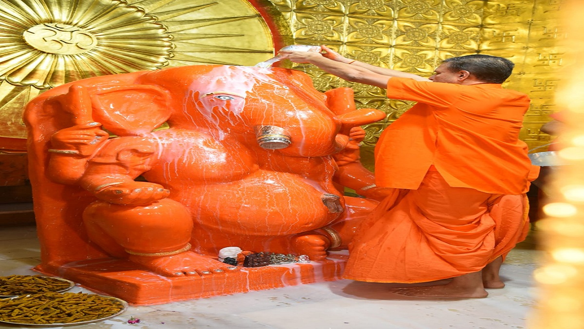 Guru Pushya Nakshatra 2024: मोती डूंगरी गणेशजी मंदिर में उमड़े भक्त, गजानंद
महाराज का हुआ पंचामृत अभिषेक, देखें तस्वीरें