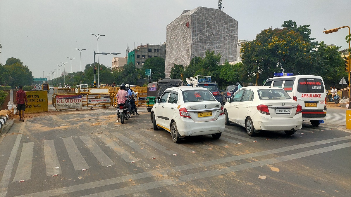 जयपुर: केबल डालने के लिए सड़क को खोद छोड़ा, तस्वीरों में देखें मंडराता हादसे का
खतरा