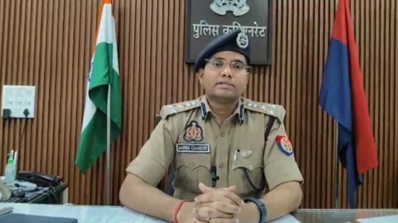 घटना की जानकारी देते अपर पुलिस आयुक्त कानून एवं व्यवस्था हरीश चंदर