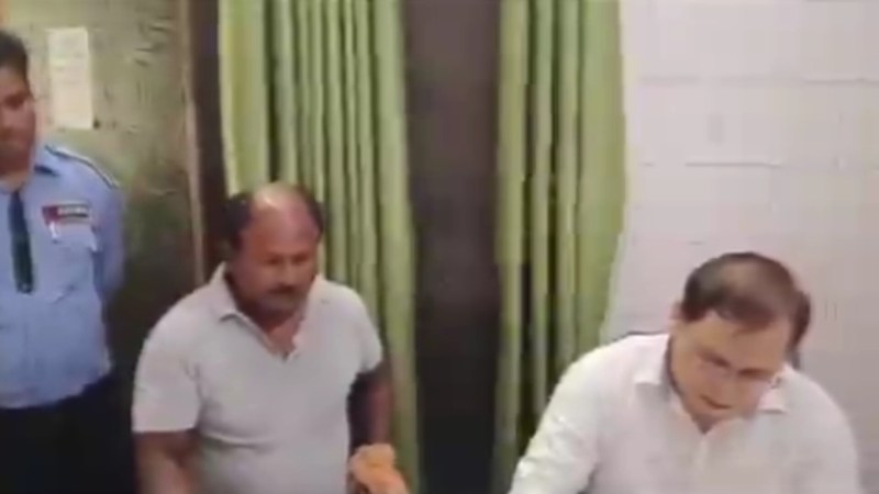 घायल युवक का कराया जा रहा मेडिकल परीक्षण