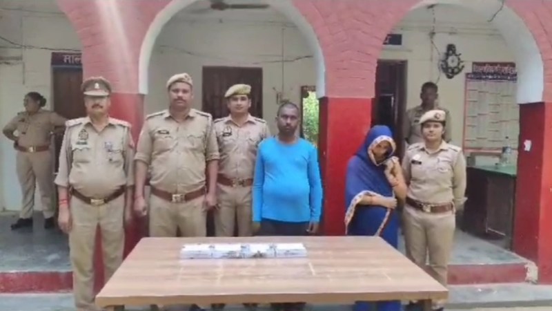 अपने ही घर में चोरी करने वाली महिला मित्र के साथ