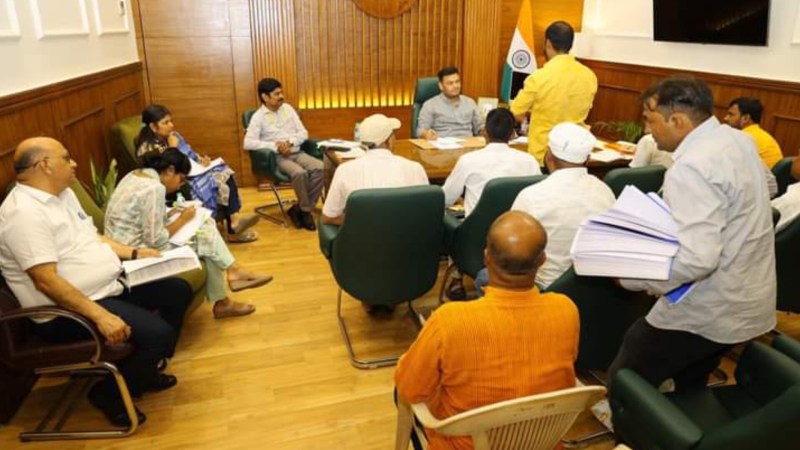 शिक्षा मंत्री के साथ शिक्षामित्रों की बैठक