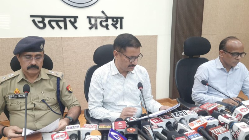 विधानसभा उपचुनाव 2024: जानकारी देते जिला निर्वाचन अधिकारी व अन्य