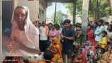 मृतक के घर के दरवाजे लगी भीड़, साथ में मृतक की फाइल फोटो