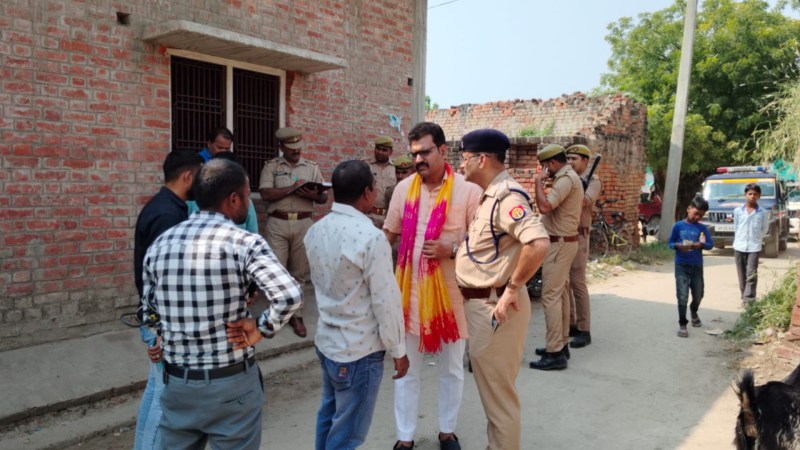 क्षेत्राधिकारी और नर सेवा नारायण सेवा के संस्थापक विमल द्विवेदी के साथ ग्रामीण