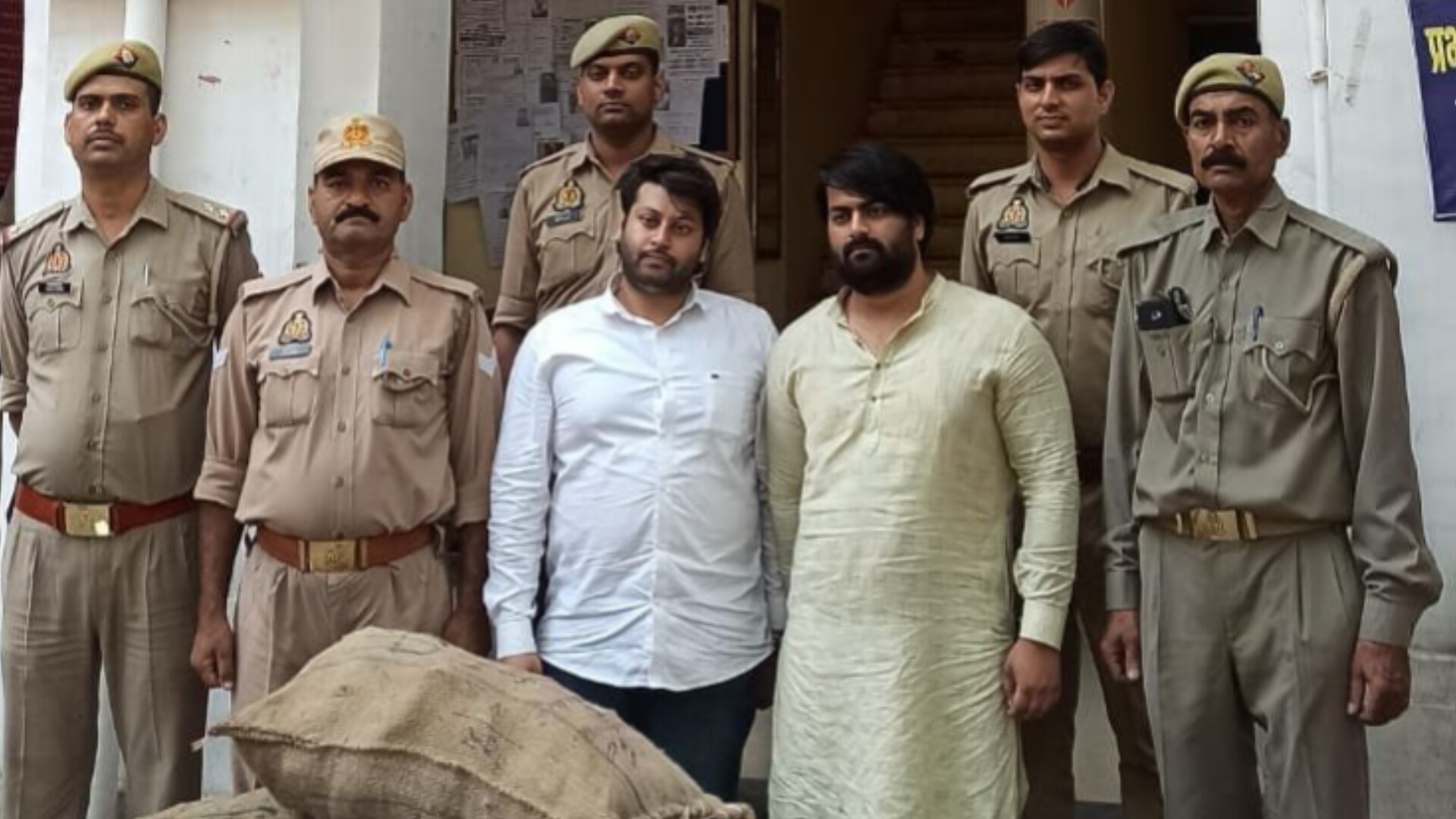 पुलिस की गिरफ्त में दो तस्कर