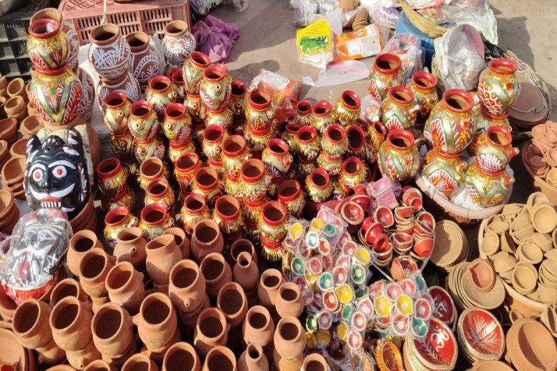 करवा चौथ की रौनक... बाजारों में सजा श्रृंगार और पूजा सामग्री का मेला, 10 अक्टूबर को महिलाएं रखेंगी व्रत(photo-patrika)