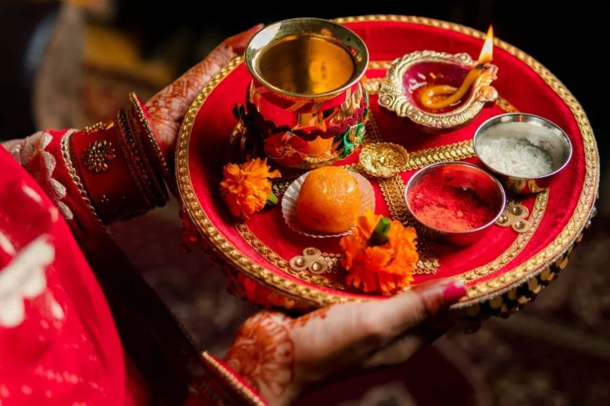 Karwa Chauth: उत्तर प्रदेश का वो गांव जहां नहीं मनाया जाता करवा चौथ, जानिए 200
साल पुराना वो वाकया 