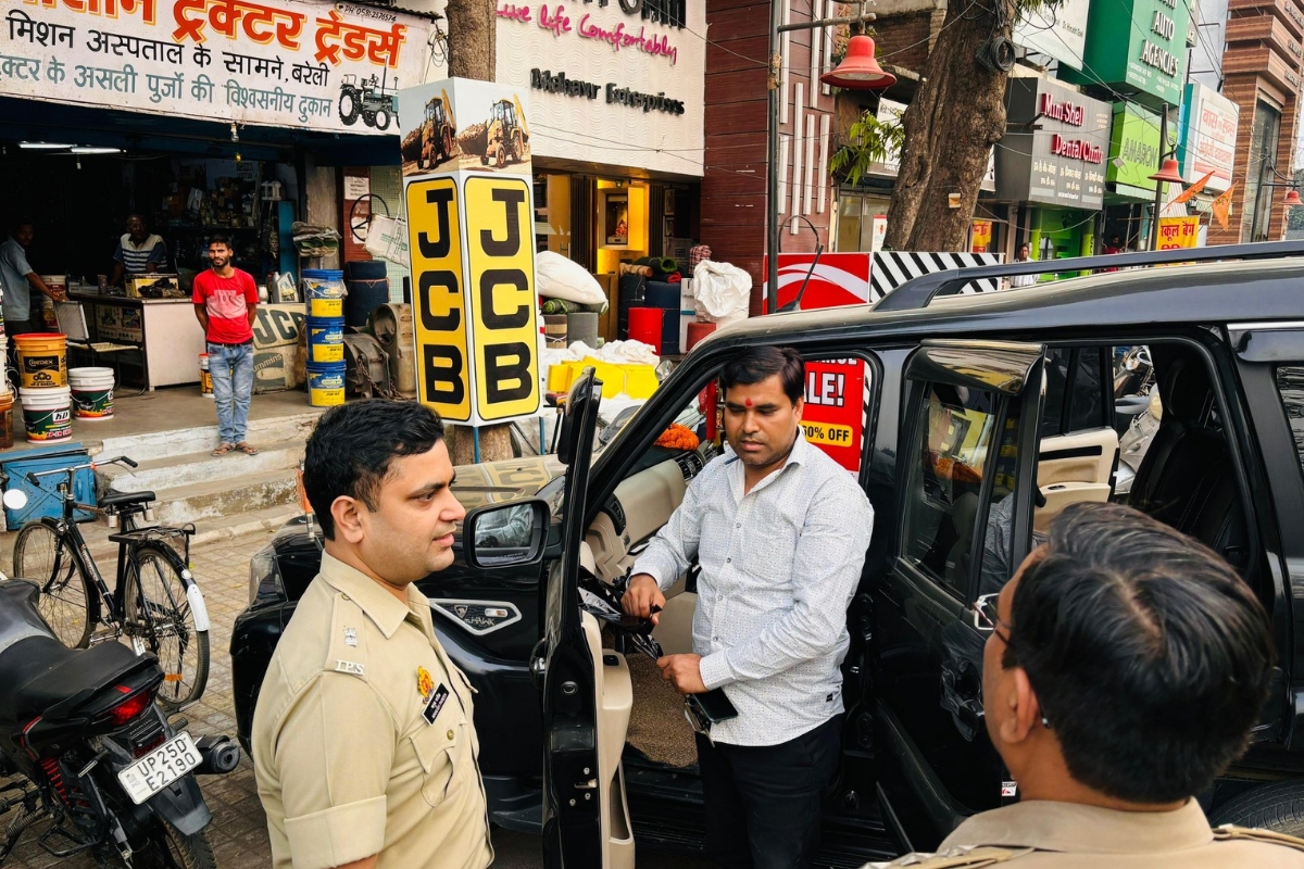 टाइगर ने नोच दी प्रधान की लग्जरी कर में लगी काली फिल्म, तीन हजार का मौके पर किया
चालान