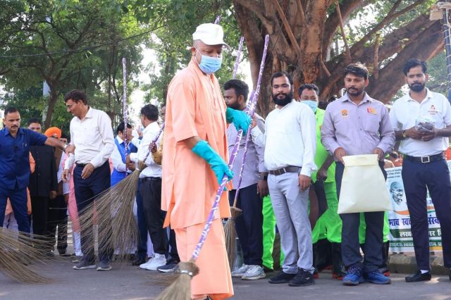 Gandhi Jayanti: सीएम योगी ने गांधी आश्रम में पहले चलाया चरखा फिर किया ऐलान, गांधी आश्रम में 108 दिन…