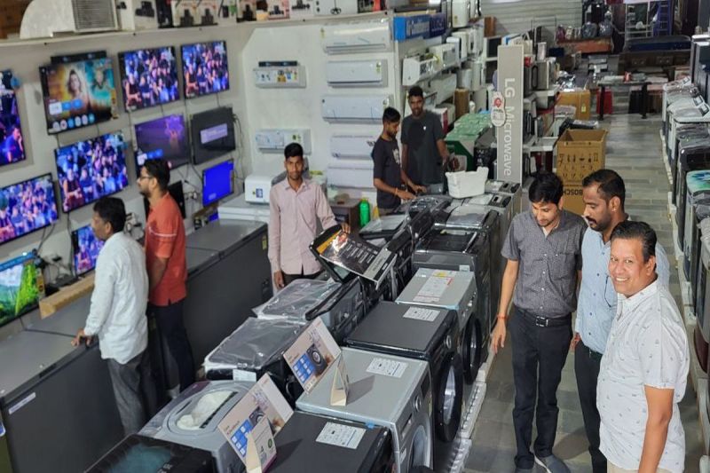 The market remained busy throughout the day on Guru Pushya Nakshatra