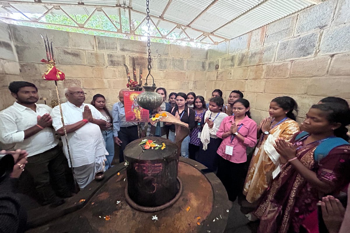 Ancient temple of Shiva: बस से सफर कर प्राचीन शिव मंदिर की शिल्पकला देखने
शोधार्थियों के साथ महेशपुर पहुंचे सांसद