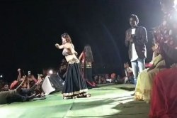 Obscene dance: नवरात्रि पर सांस्कृतिक कार्यक्रम में महिलाओं का अश्लील डांस,
मैनपाट के ये Video जमकर हो रहे वायरल - image