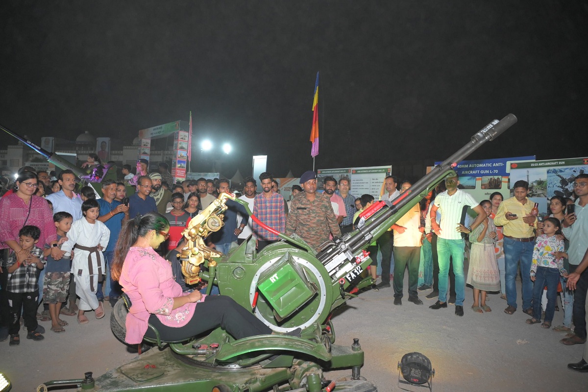 Millitary Exhibition : भारतीय सेना की एल-70 गन, भीष्म टी-90 टैंक और सैन्य बैंड कर रहे आकर्षित