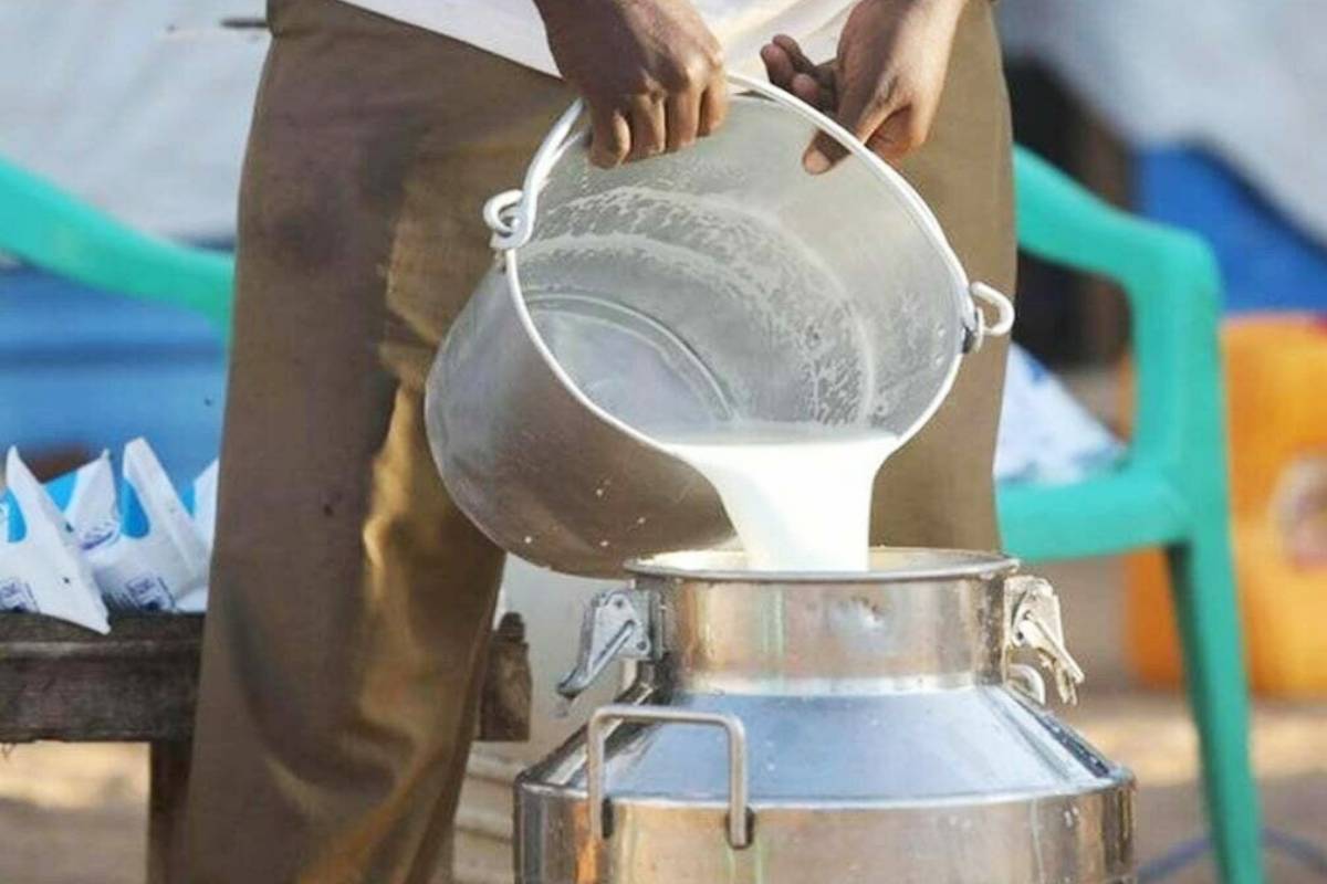 Milk Price: बर्तन में दूध 55 रुपए, थैली में मिलेगा 57 रुपए लीटर!