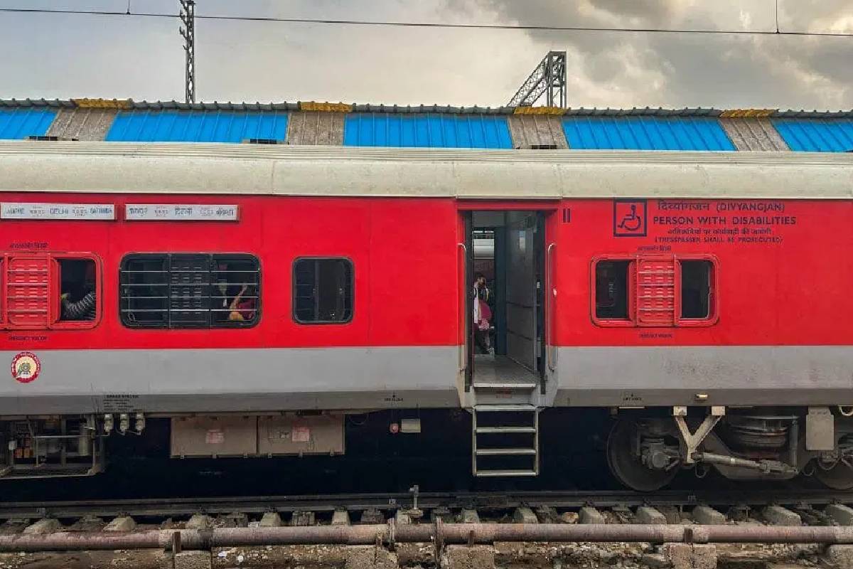 Indian Railway: ट्रेन में नहीं ले जा पाएंगे ये 6 चीजें, पकड़े गए तो लगेगी धारा
164