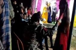 Policemen caught dancer arm: ऑर्केस्ट्रा में प्रधान आरक्षक ने डांसर युवती की
पकड़ी बांह, वीडियो सोशल मीडिया पर वायरल - image