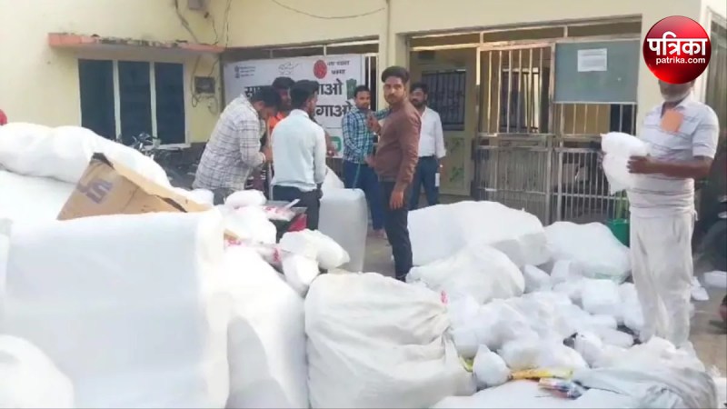 Officers in action against polythene-plastic in Moradabad