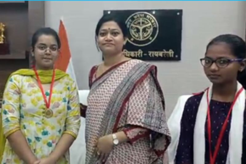 One Day DM: रायबरेली में एक दिन की डीएम बनी इंटर की छात्रा विशालाक्षी, लोगों की समस्याएं सुनी