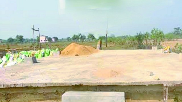 धान खरीदी केंद्रों में भी उगी झाडिय़ों की साफ-सफाई भी शुरू कर दी गई है क्योंकि अभी त्यौहारी सीजन है। ऐसे में धान खरीदी नजदीक आते ही काम करने में जल्दबाजी होती है।