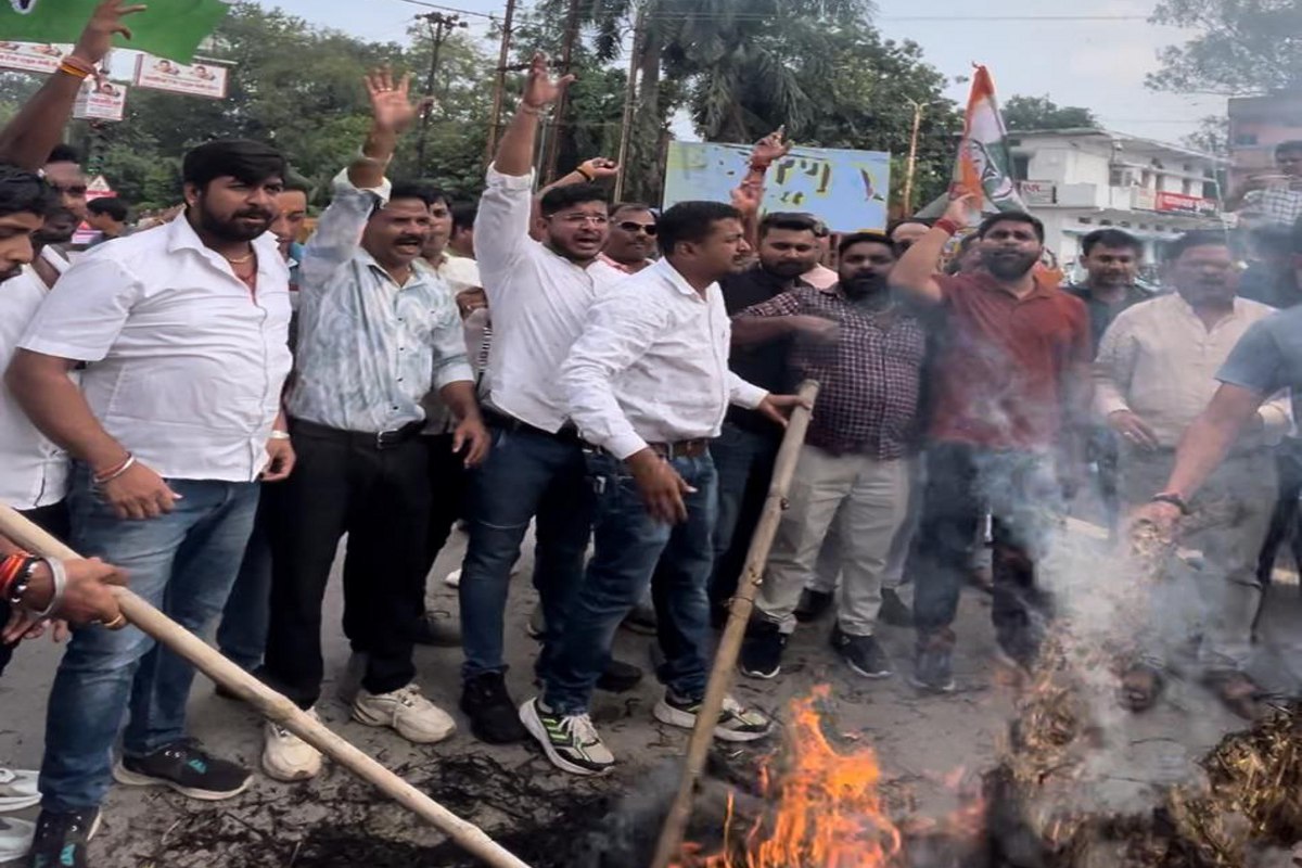 CG Congress Protest: बलौदा बाजार से बलरामपुर तक हुई घटनाओं को लेकर कांग्रेस ने
किया विरोध प्रदर्शन, CM व गृहमंत्री से मांगा इस्तीफा