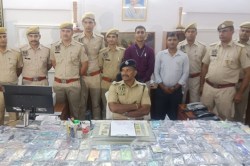 राजस्थान पुलिस ने लौटाए करोड़ों रूपये के मोबाइल, जनता के खिले चेहरे; लोगों ने
कहा- ‘धन्यवाद पुलिस’ - image