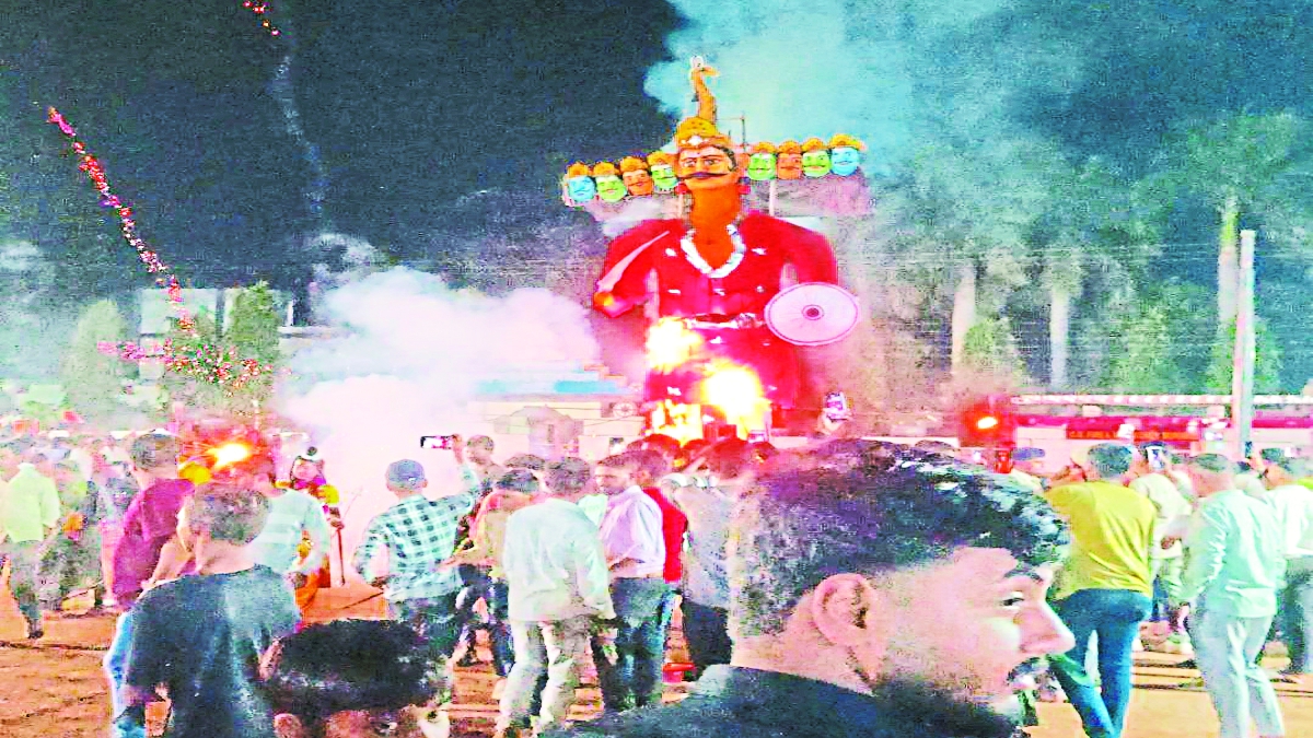 शनिवार को जिला मुख्यालय के सरदार पटेल मैदान में राज दशहरा उत्सव समिति ने धूमधाम से विजयादशमी का पर्व मनाया। राम-रावण के संवाद के बाद 35 फीट ऊंचे रावण के पुतले का दहन किया गया।