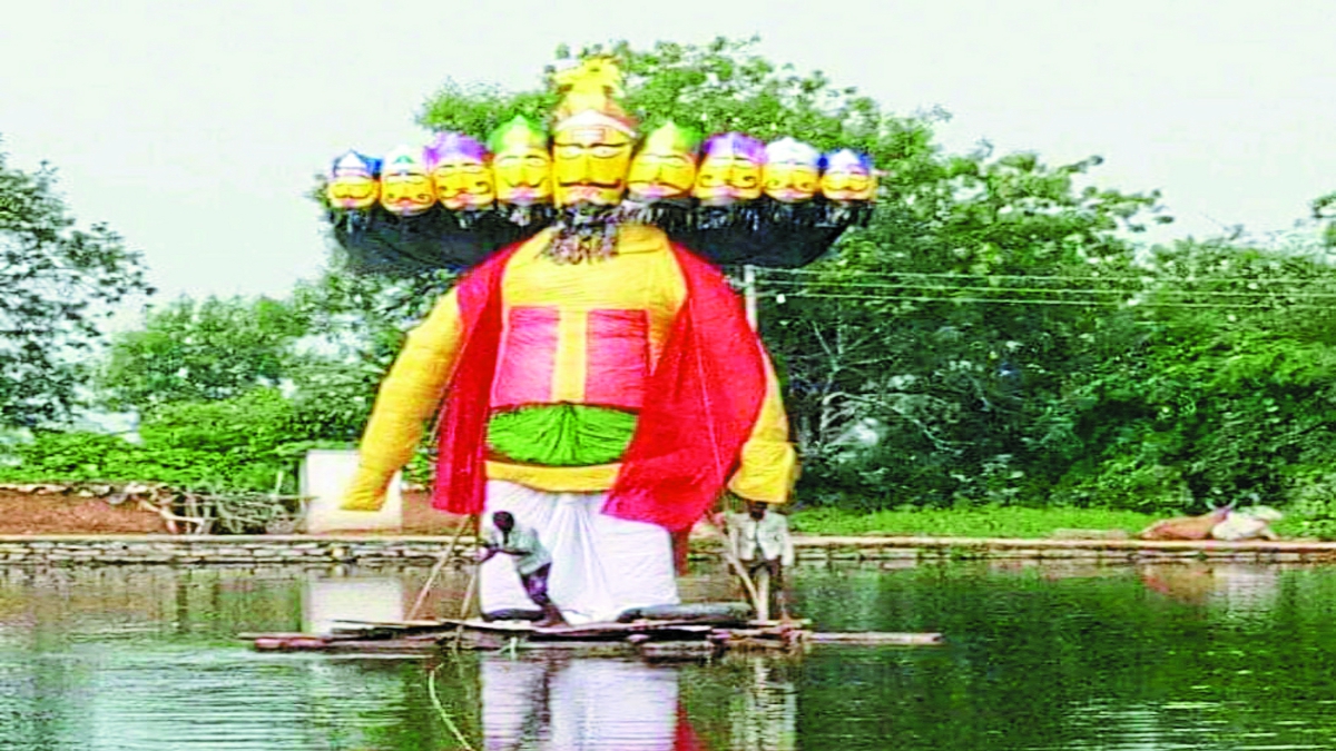 राक्षसों के जमीन अथवा आसमान में नहीं मरने जैसे चतुराई वाले वरदानों के किस्से जरूर सुने होंगे। यहां सिरसिदा में इसे देखा भी जा सकता है। जिला मुख्यालय से 40 किमी दूर जिले के ग्राम सिरसिदा में दशहरा पर जमीन अथवा आसमान में नहीं बल्कि तालाब के बीचोबीच तैरते हुए रावण का दहन किया जाता है।