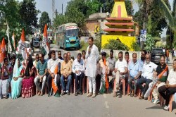 Protest for road: जर्जर सडक़ से उड़ रही धूल, कांग्रेस ने किया चक्काजाम,
बोले-रिपेयरिंग नहीं हुआ तो करेंगे उग्र आंदोलन - image