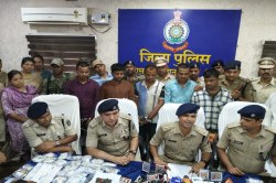 Ramanujganj robbery case: दिल्ली के कनॉट पैलेस के मॉल में पुलिस की हुई झड़प, फिर
गन प्वाइंट पर डकैत भाइयों व मामा को दबोचा - image