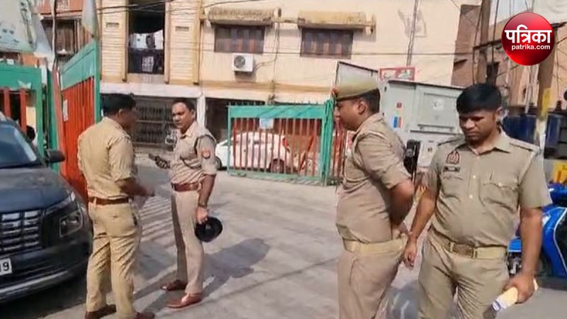 Robbery worth lakhs of rupees in broad daylight in Moradabad