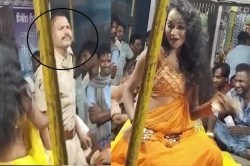 चुलबुल पांडे की तरह ASI ने लड़कियों संग लगाए जोरदार ठुमके, Video देख फटी रह
जाएंगी आंखें - image