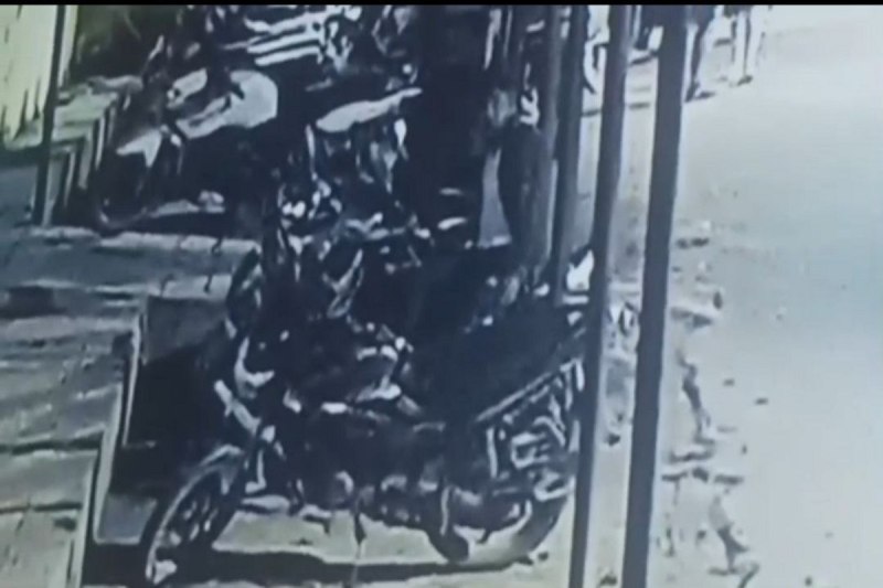 Thief captured in CCTV