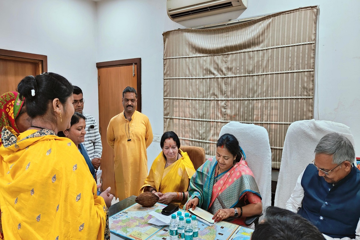 CG News : कैबिनेट मंत्री लक्ष्मी राजवाड़े ने जन सहयोग केंद्र में सुनीं समस्याएं