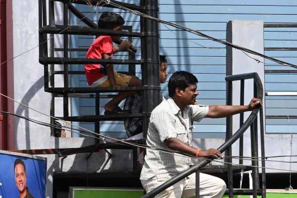 Chhattisgarh news: राष्ट्रपति द्रौपदी मुर्मू की एक झलक पाने के इंतजार में दिखें नागरिक, देखें फोटोज