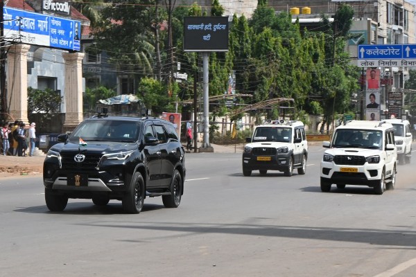 Chhattisgarh news: राष्ट्रपति द्रौपदी मुर्मू की एक झलक पाने के इंतजार में दिखें नागरिक, देखें फोटोज