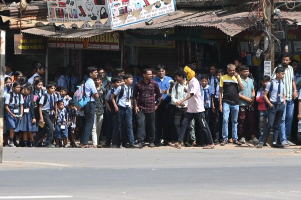 Chhattisgarh news: राष्ट्रपति द्रौपदी मुर्मू की एक झलक पाने के इंतजार में दिखें नागरिक, देखें फोटोज