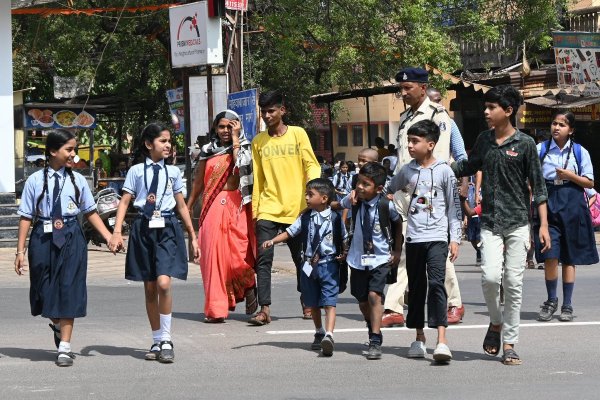 Chhattisgarh news: राष्ट्रपति द्रौपदी मुर्मू की एक झलक पाने के इंतजार में दिखें नागरिक, देखें फोटोज