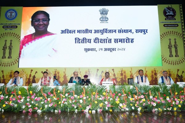 Chhattisgarh news: राष्ट्रपति द्रौपदी मुर्मू की एक झलक पाने के इंतजार में दिखें नागरिक, देखें फोटोज