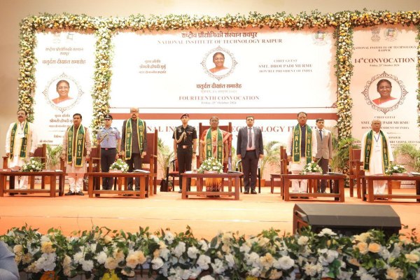 Chhattisgarh news: राष्ट्रपति द्रौपदी मुर्मू की एक झलक पाने के इंतजार में दिखें नागरिक, देखें फोटोज