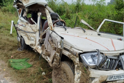 Gonda Road Accident: गोंडा में भीषण सड़क हादसा, डेंजर जोन में पेड़ से टकराई
अनियंत्रित बोलेरो चार की मौत - image