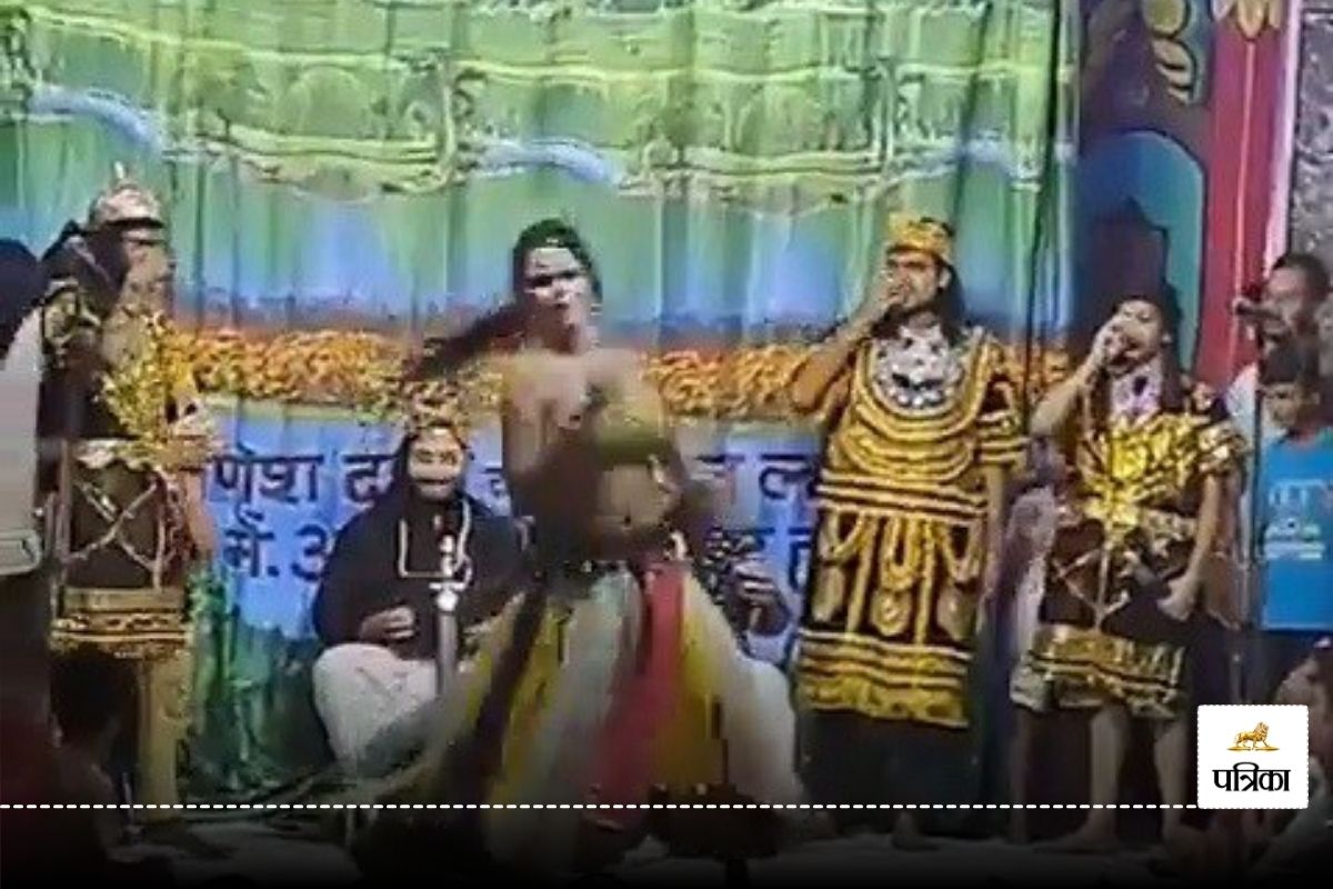 Viral Video : रामलीला के मंच पर चल रहा था अश्लील डांस, पुलिस ने रुकवाया वीडियो
वायरल