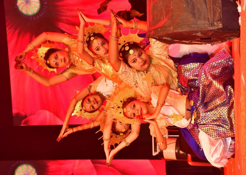 गीतों की रस वर्षा से सराबोर हुए दर्शक व श्रोता-