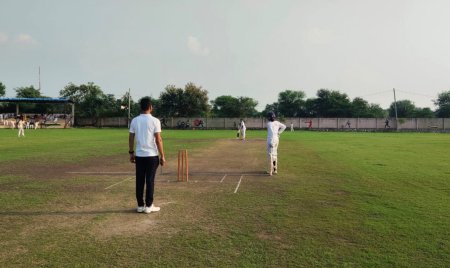 मैच में शॉट खेलने के लिए तैयार बल्लेबाज।