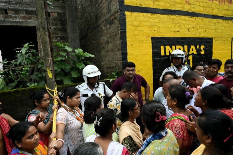 पश्चिम बंगाल के बांसद्रोणी में बवाल जारी, रातभर धरना, भाजपा नेता रूपा गांगुली गिरफ्तार