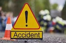 CG Road Accident: तेज रफ़्तार का कहर जारी, कार से बचा तो खड़े ट्रक से टकराया… - image