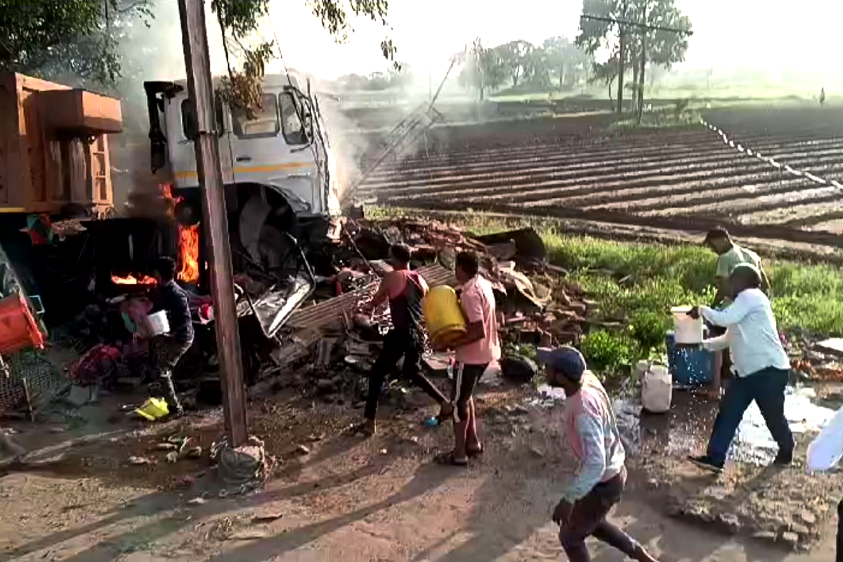 महू-नीमच हाईवे पर भीषण हादसा : ट्राले और ट्रैक्टर की भिड़ंत के बाद लगी आग, चालक
की मौत