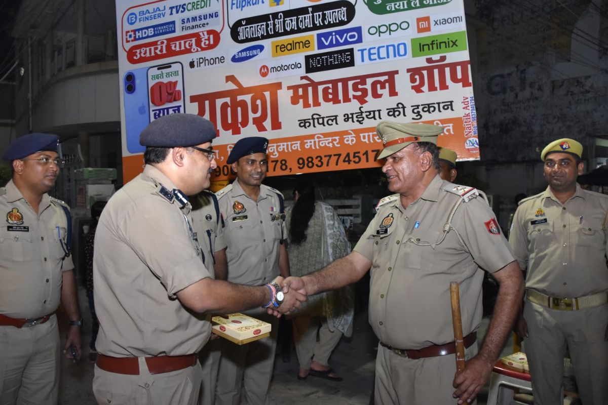 एडीजी का दीपावली गिफ्ट : शहीदों, डयूटीरत और रिटायर्ड पुलिस परिवारों के साथ
खुशियां मनायें अफसर, बांटें मिठाई